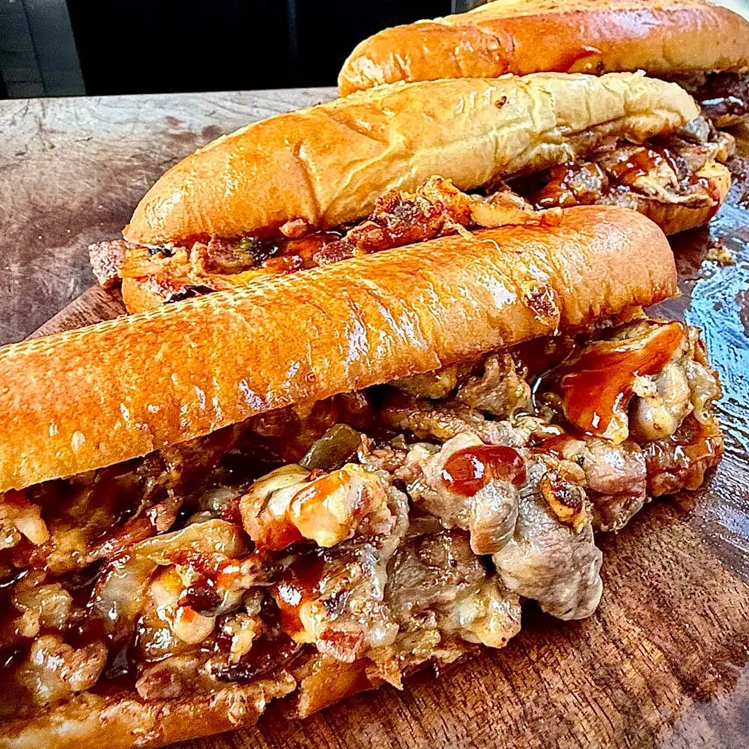 Sandwichs au steak de capicolle de porc avec fromage et bacon croustillant
