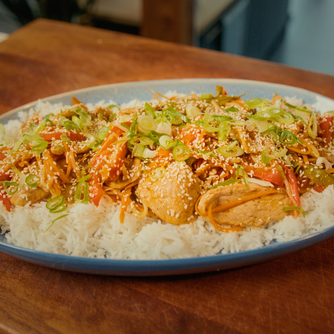 sauté de filet de porc et légumes croquants sur du riz