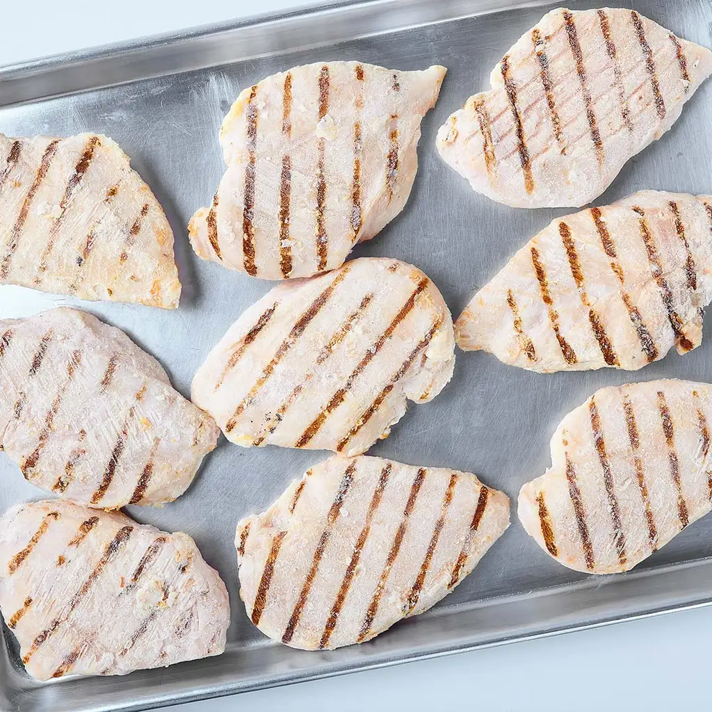 Poitrine de poulet désossées entièrement cuite congelé sur une plaque en métal