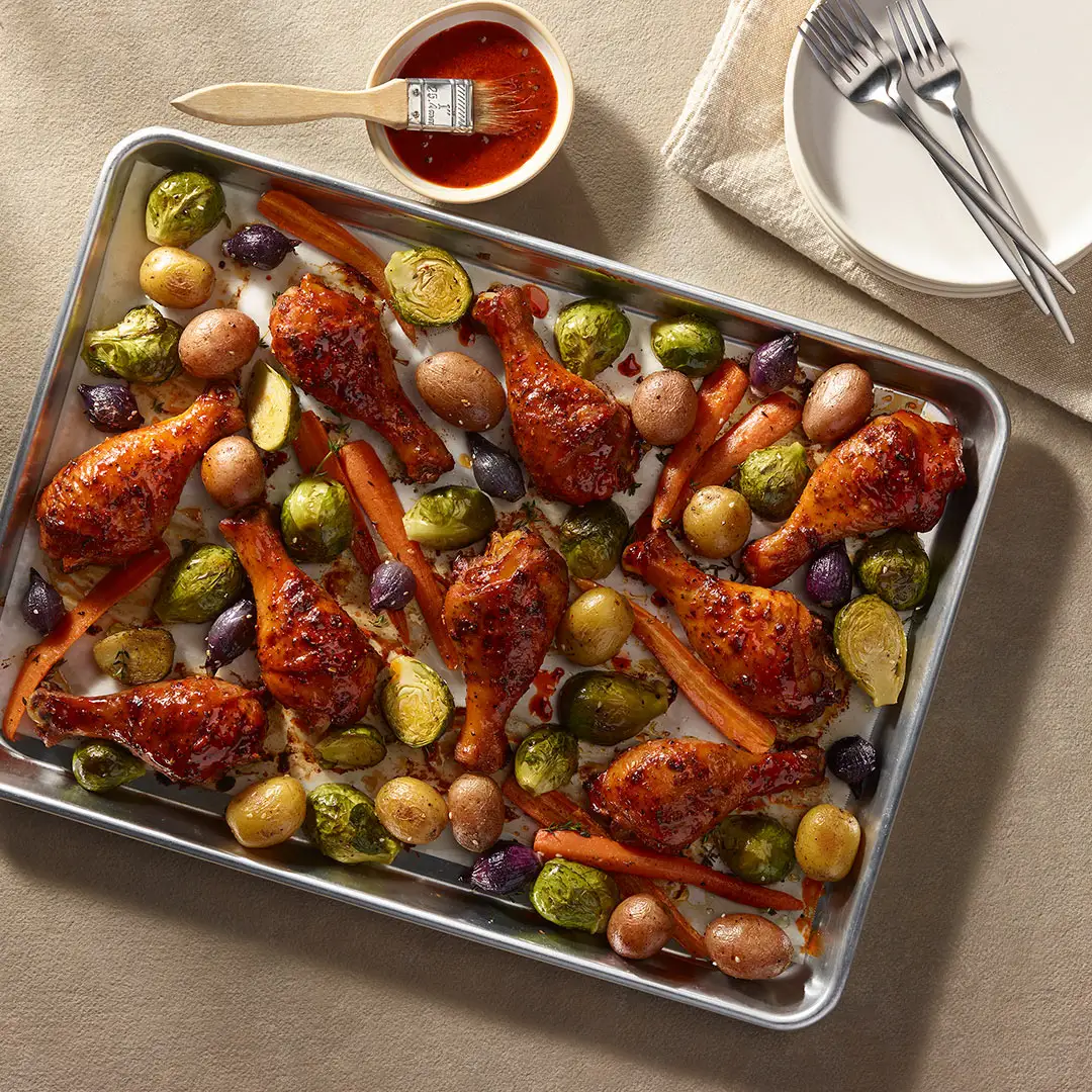Plaque de pilons de poulet piri-piri et légumes assaisonnés