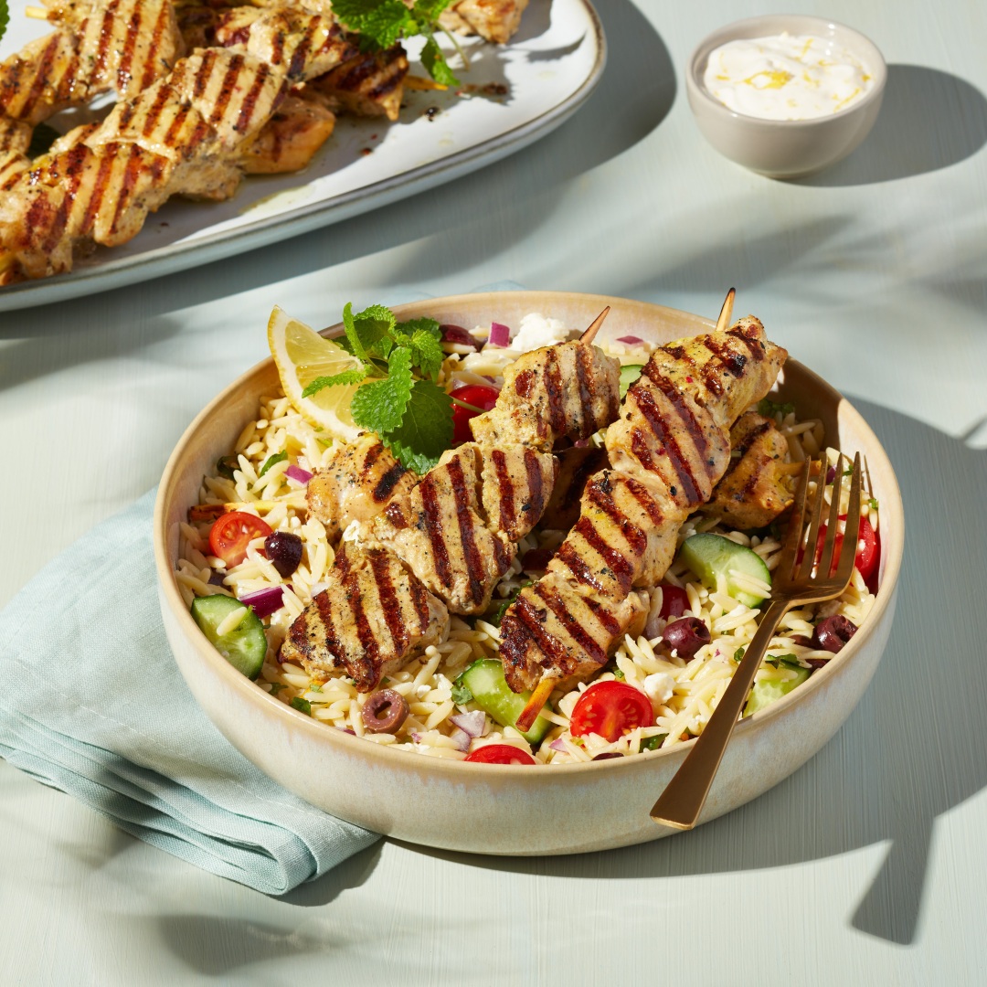 Salade d'orzo à la grecque avec brochettes de dindon citron et poivre