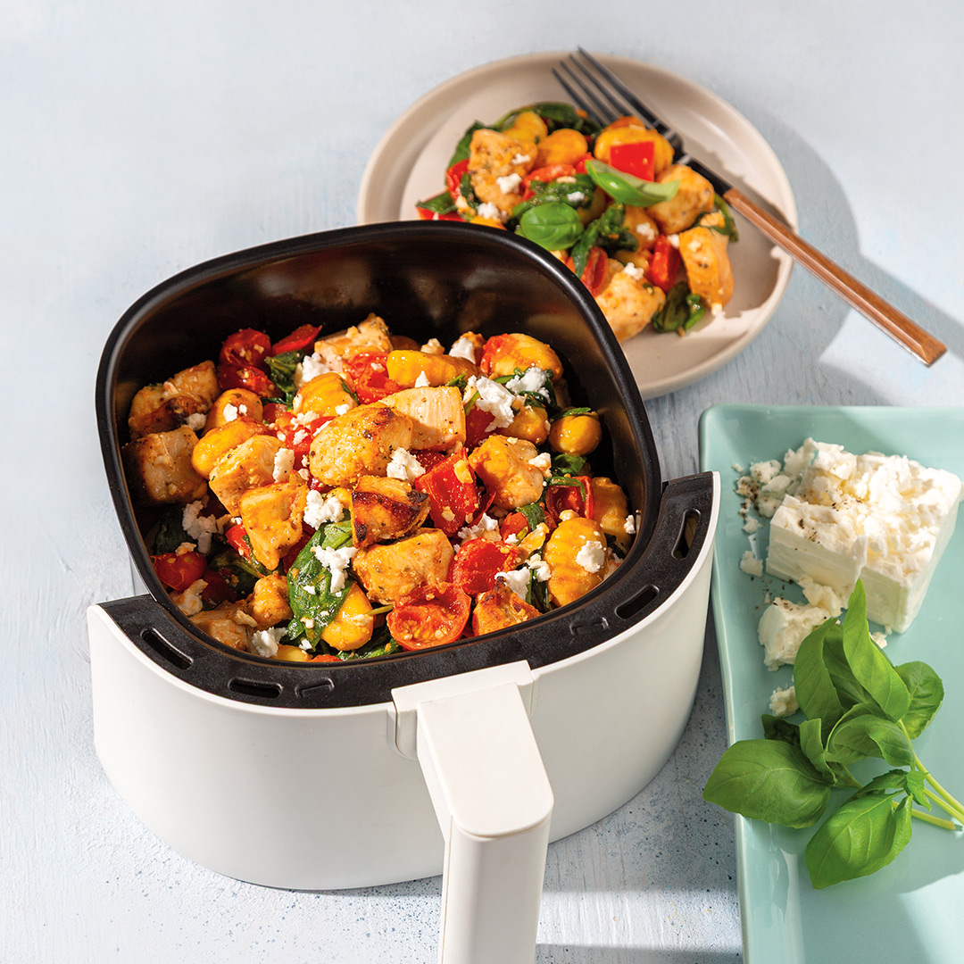 Air fryer de poulet, gnocchis et légumes à la méditerannéenne