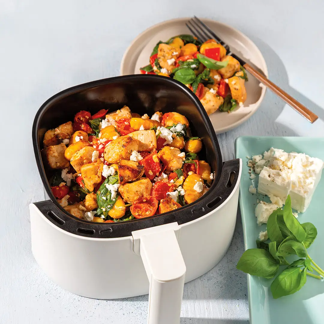 Air fryer de poulet, gnocchis et légumes à la méditerannéenne