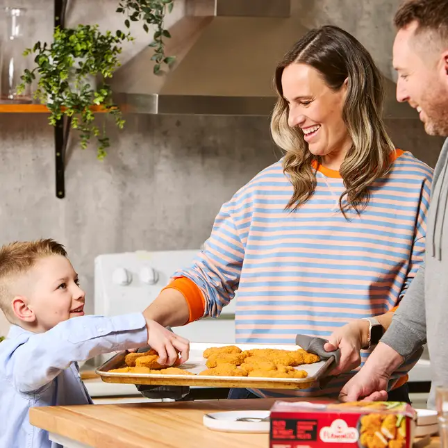 Une famille ensemble se régalant de croquette Flamingo