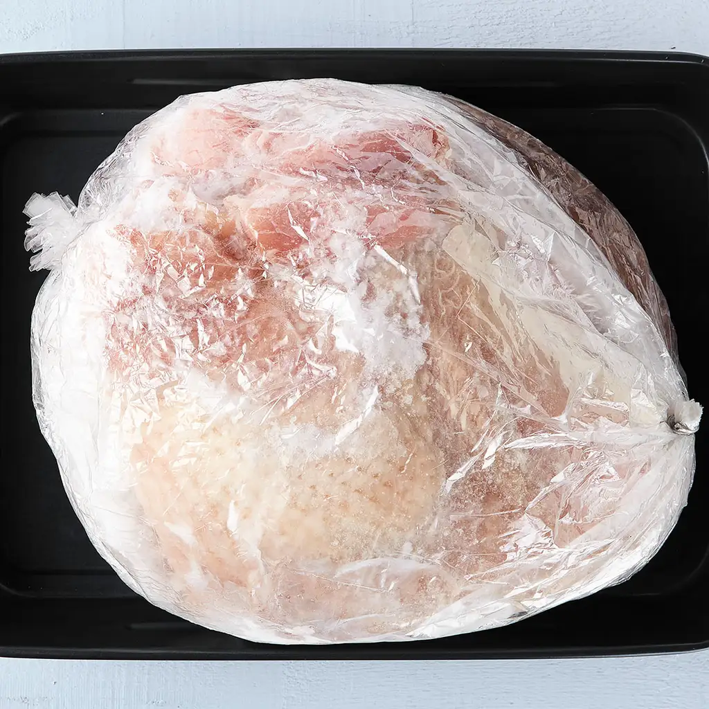 Poitrine de dinde avec dos et pilons d'aile désossés, assaisonnée dans l'emballage