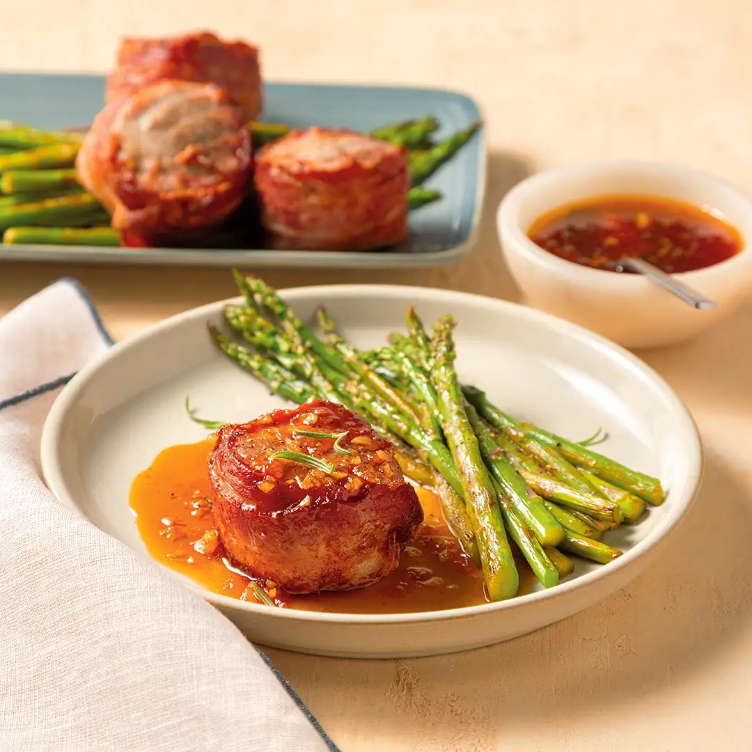 Assiettes de filet de porc à la sauce d'abricot et miel