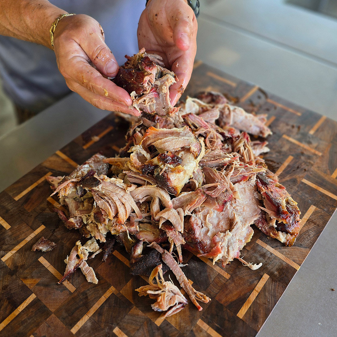 porc effiloche sur une planche de bois