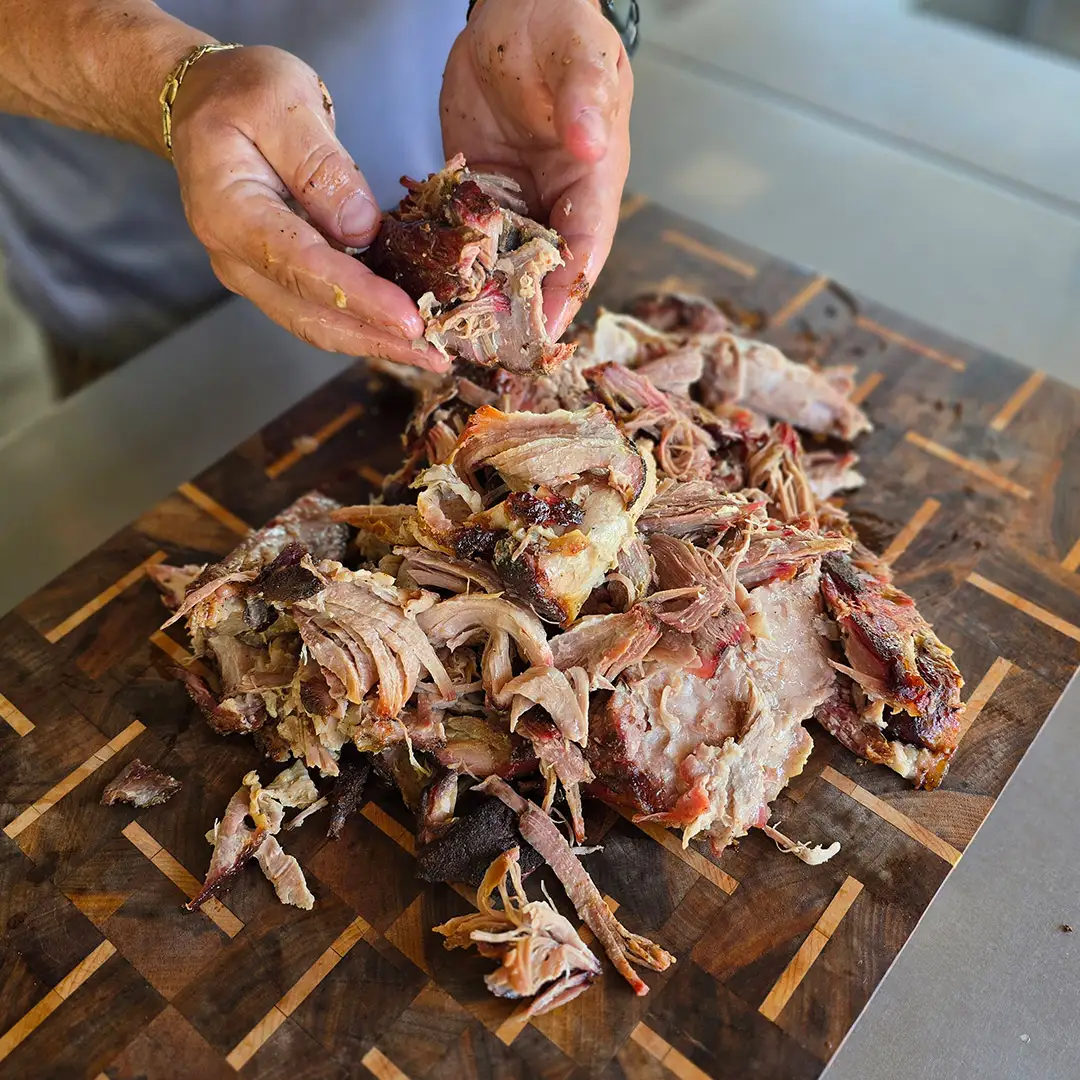 porc effiloche sur une planche de bois