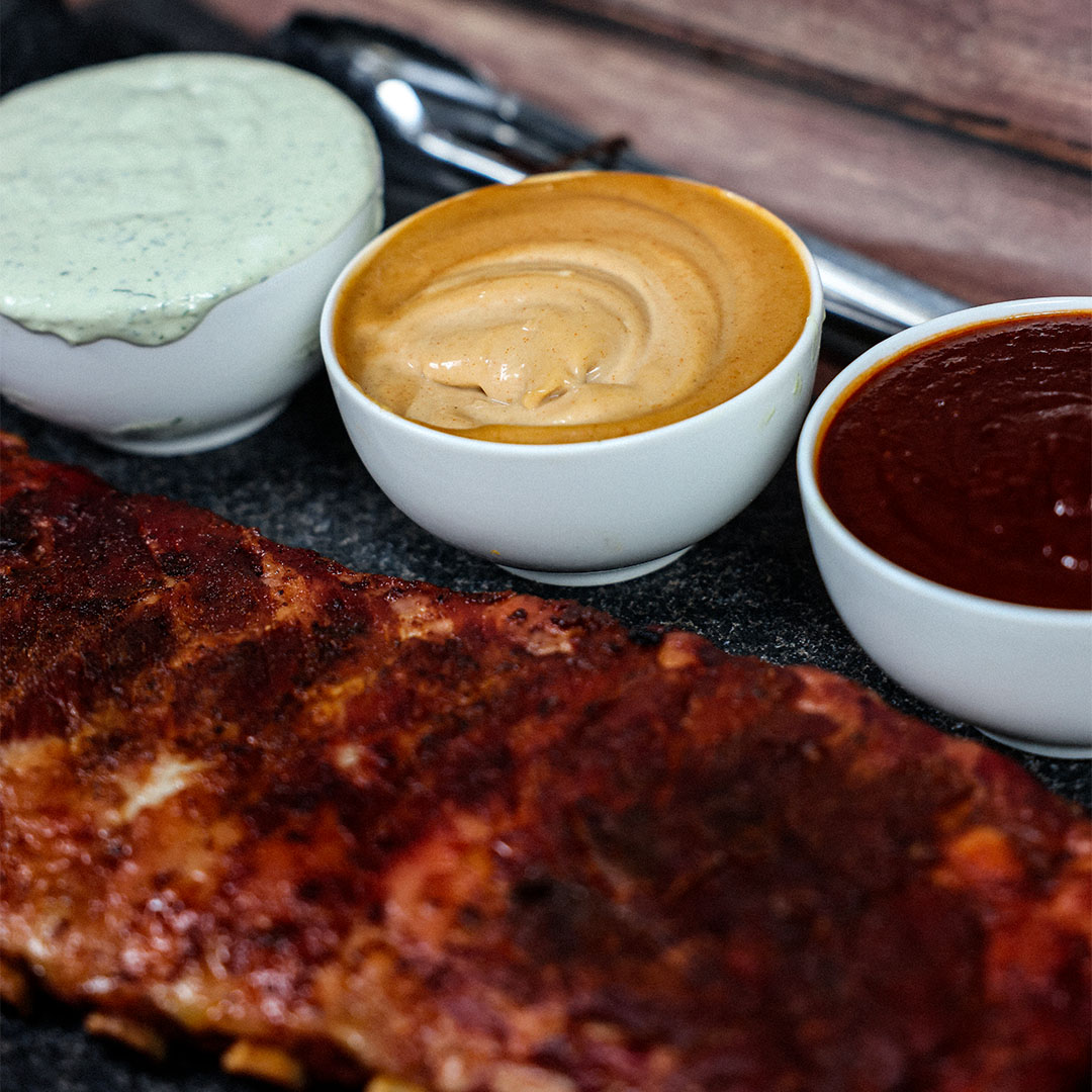 Côtes de flanc de porc fumées avec 3 sauces