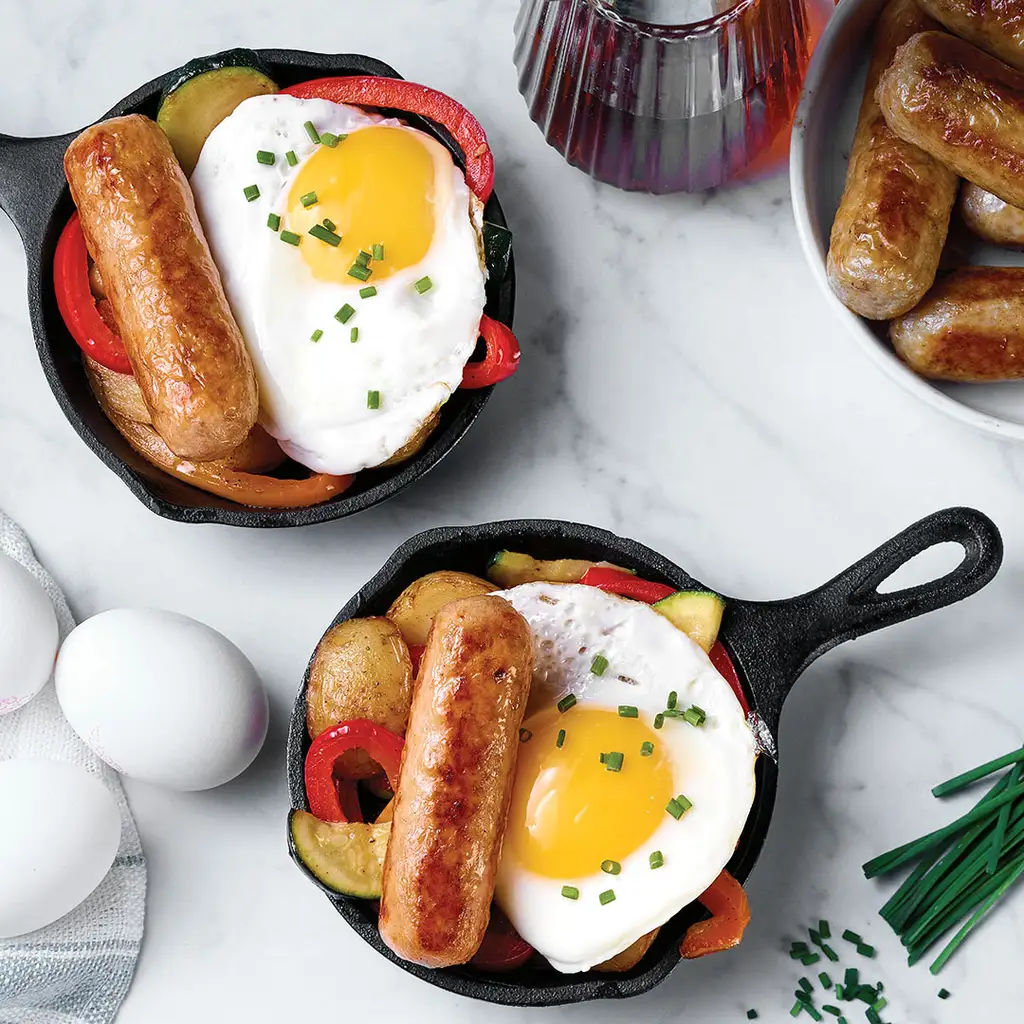 Casseroles déjeuner de légumes, oeufs et saucisses déjeuner