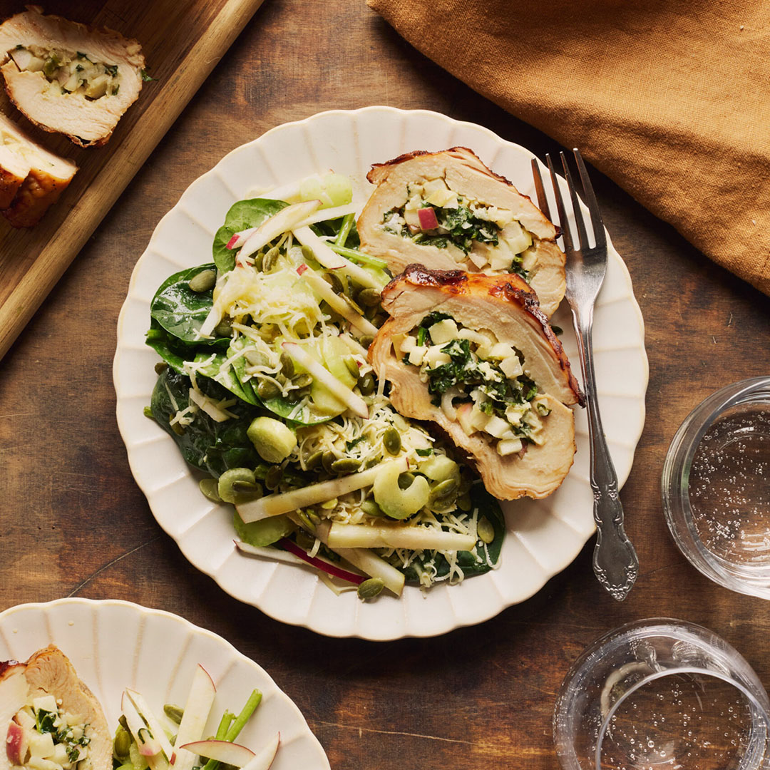 poitrine de dindon farcie de pommes et cheddar avec salade accompagnement