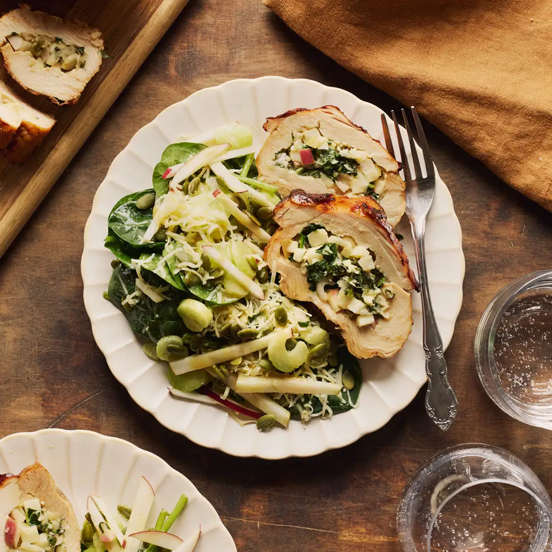 poitrine de dindon farcie de pommes et cheddar avec salade accompagnement