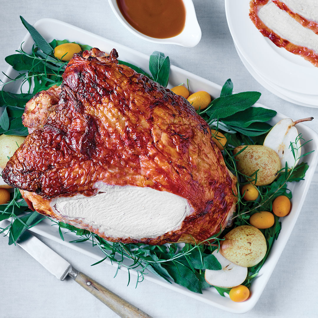 Poitrine de dinde cuit avec dos et pilons d'aile désossés et assaisonnés