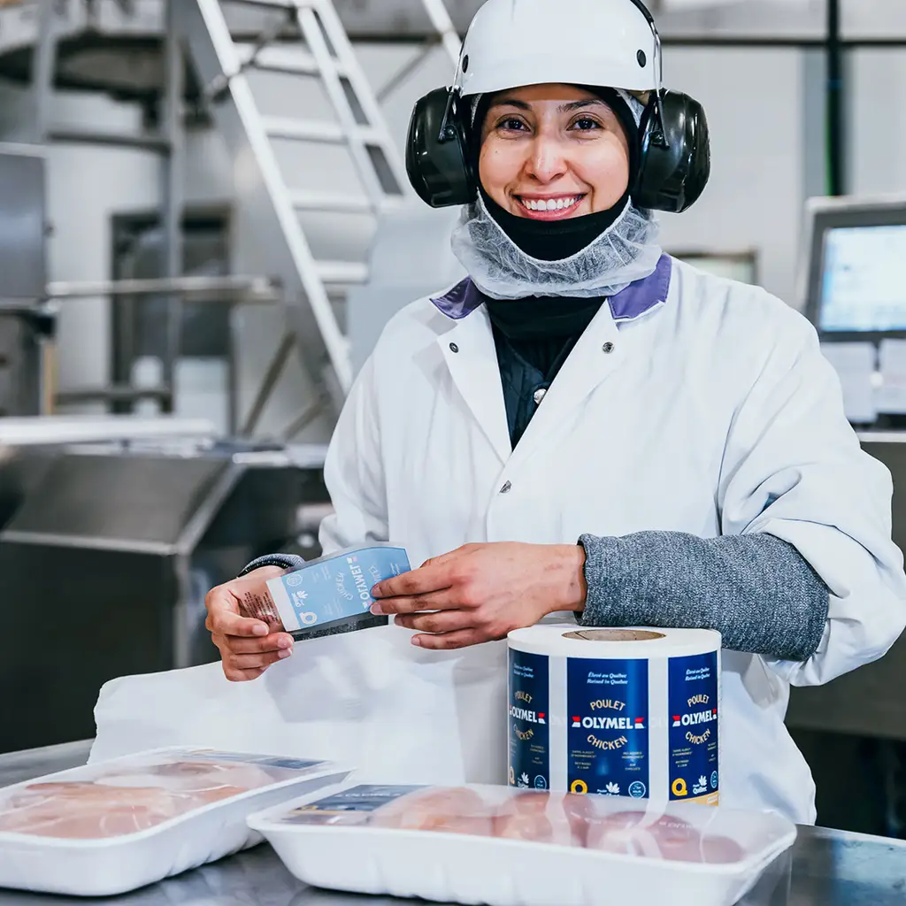 Employée travaillant à l'usine pour l'emballage produit