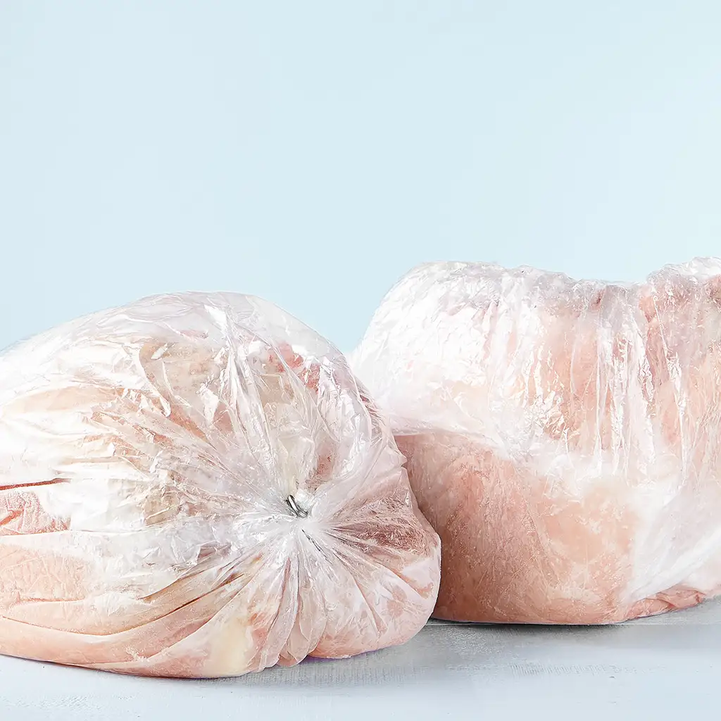 Poitrine de dinde avec dos et pilons d'aile désossés, assaisonnée dans l'emballage