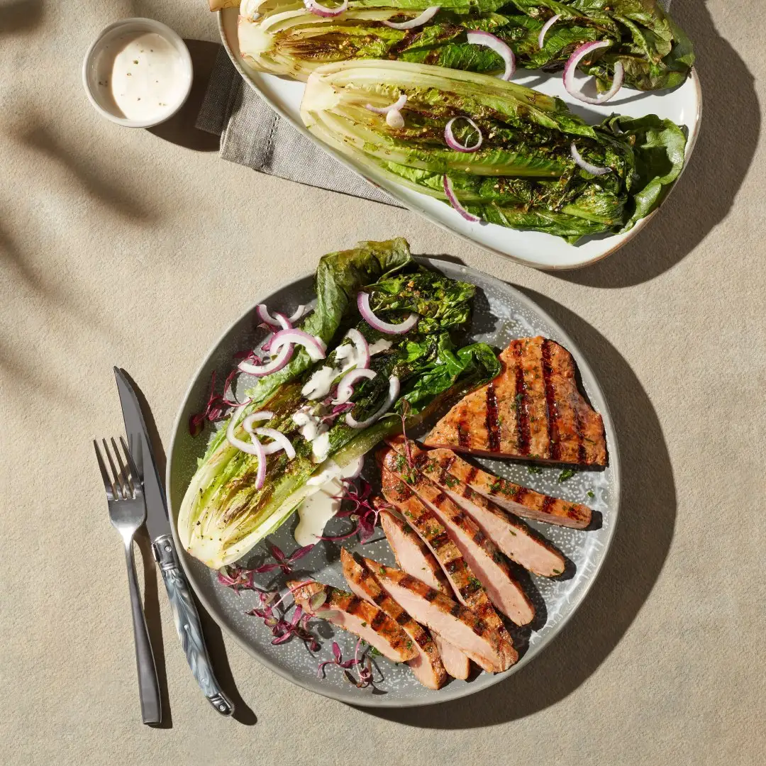 Bavette de porc style steakhouse avec romaine grillée style césar