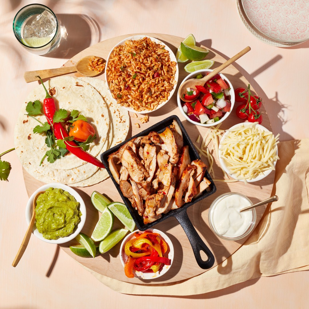Planche de fajitas aux hauts de cuisse de poulet chili doux et lime, guacamole, poivrons, crème sure, fromage, riz et tortillas