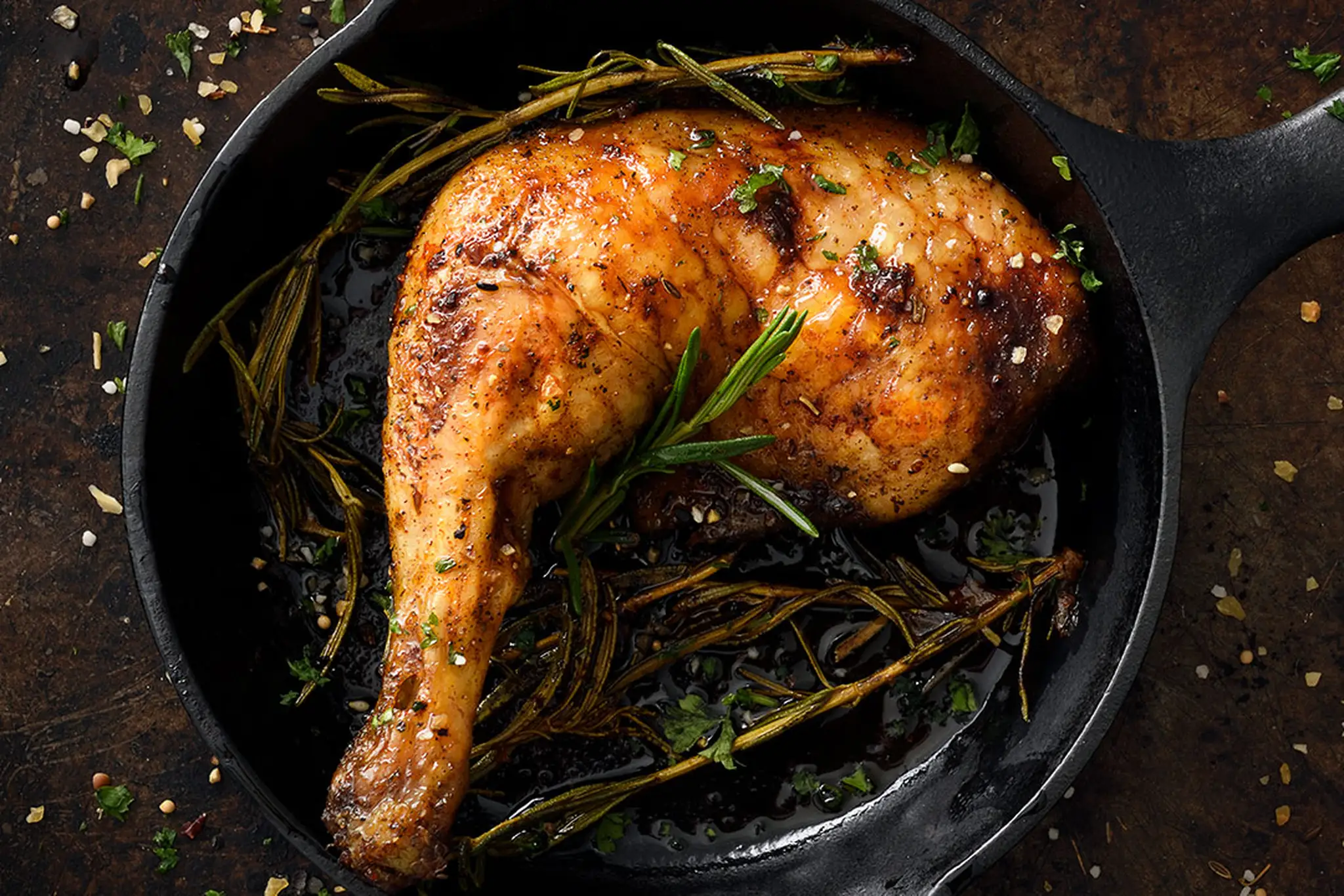 Une cuisse de poulet assaisonné et cuit dans une casserole