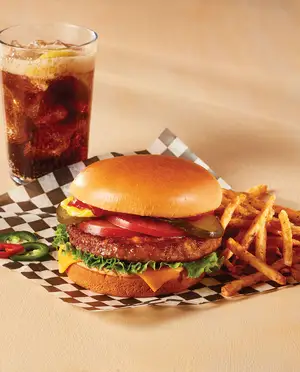Burger au porc jalapeno avec frites et boisson gazeuse pour le service rapide