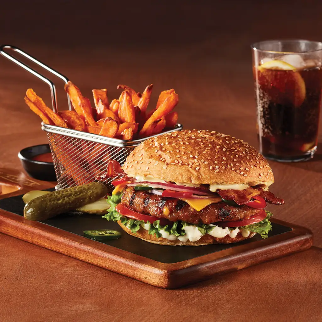 Burger au porc jalapeno avec frites et boisson gazeuse au restaurant