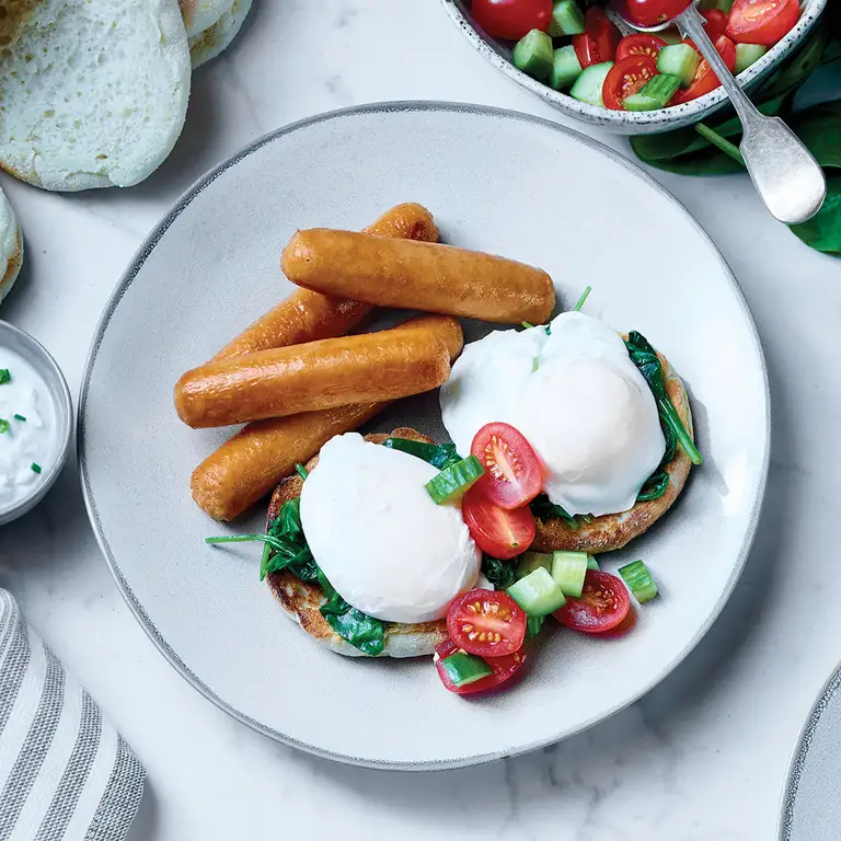 Oeufs bénédictine avec épinards sur pain muffin anglais avec saucisses aux porc et boeuf