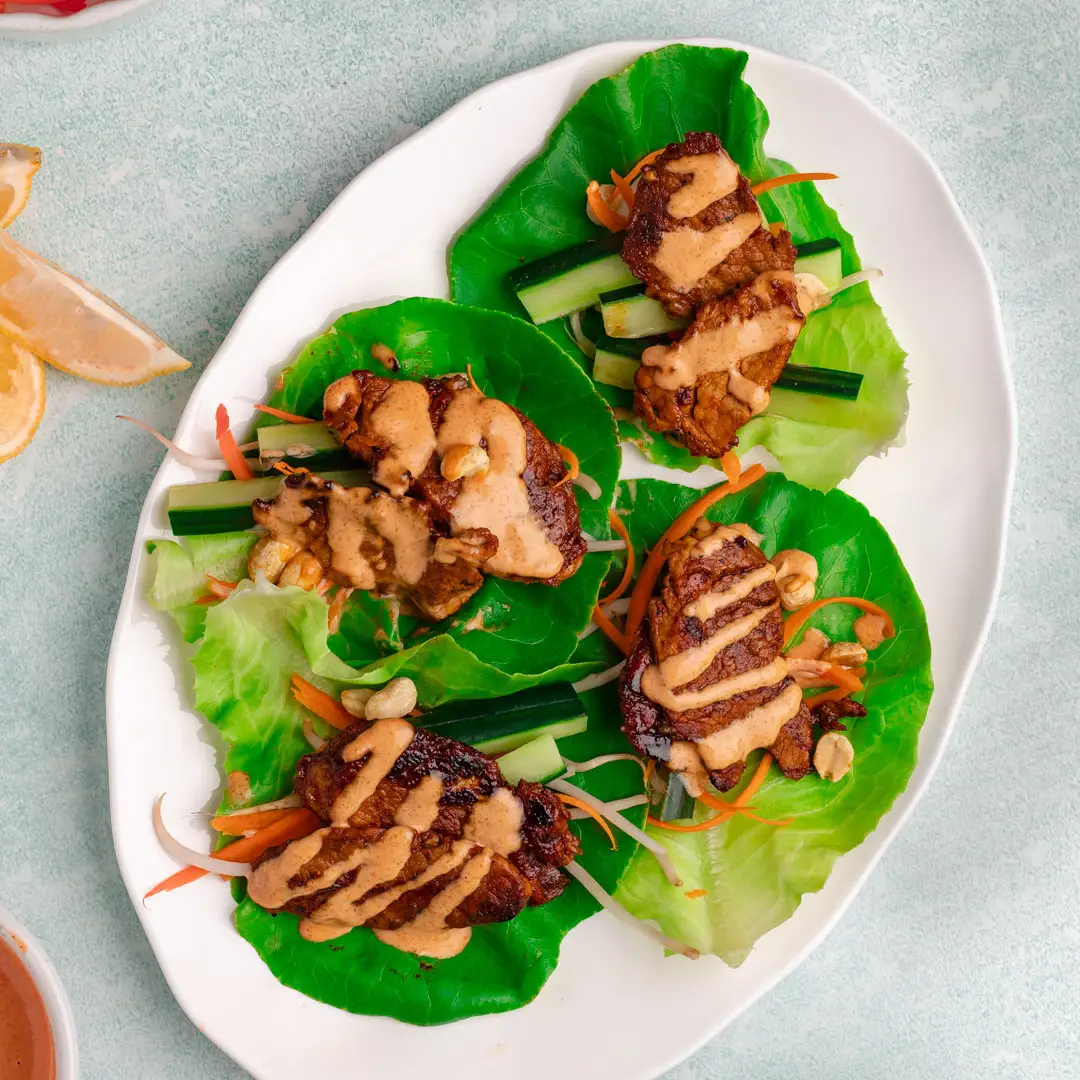 wraps de laitue avec filet de porc, concombres, carottes et mayonnaise épicée