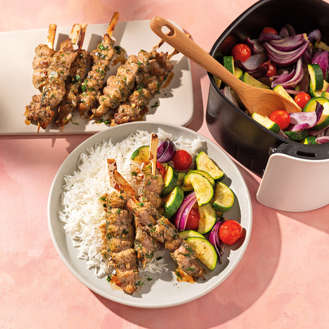 Assiette de satay de porc chimichurri et légumes rôtis avec riz