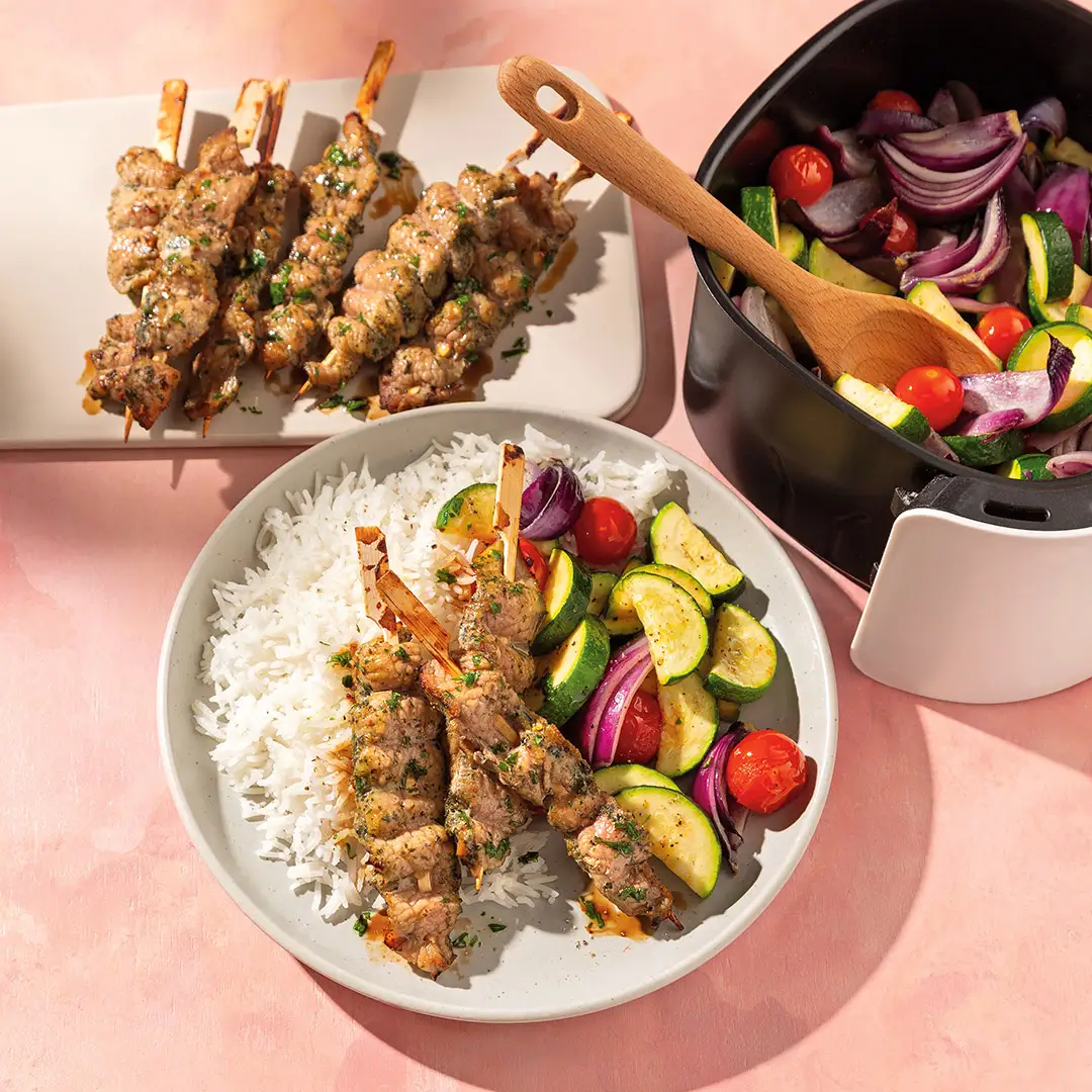 Assiette de satay de porc chimichurri et légumes rôtis avec riz