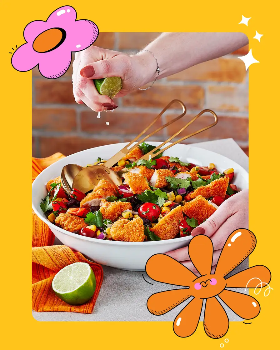 Bol de salade avec croquettes de poulet