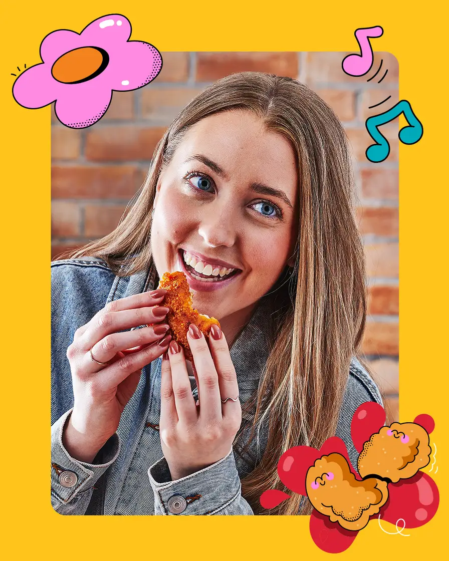 Fille mange une croquette de poulet