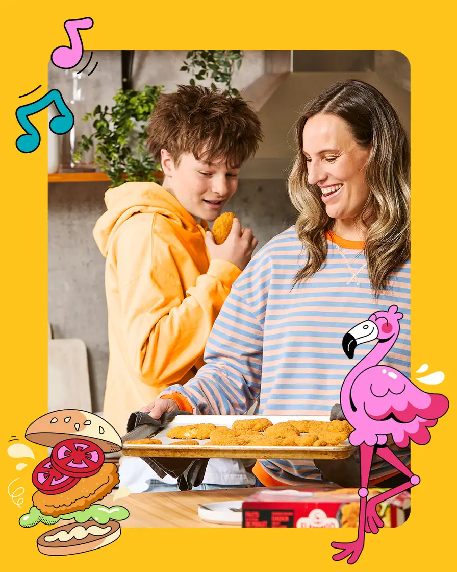 Maman et fils préparent des croquettes de poulet