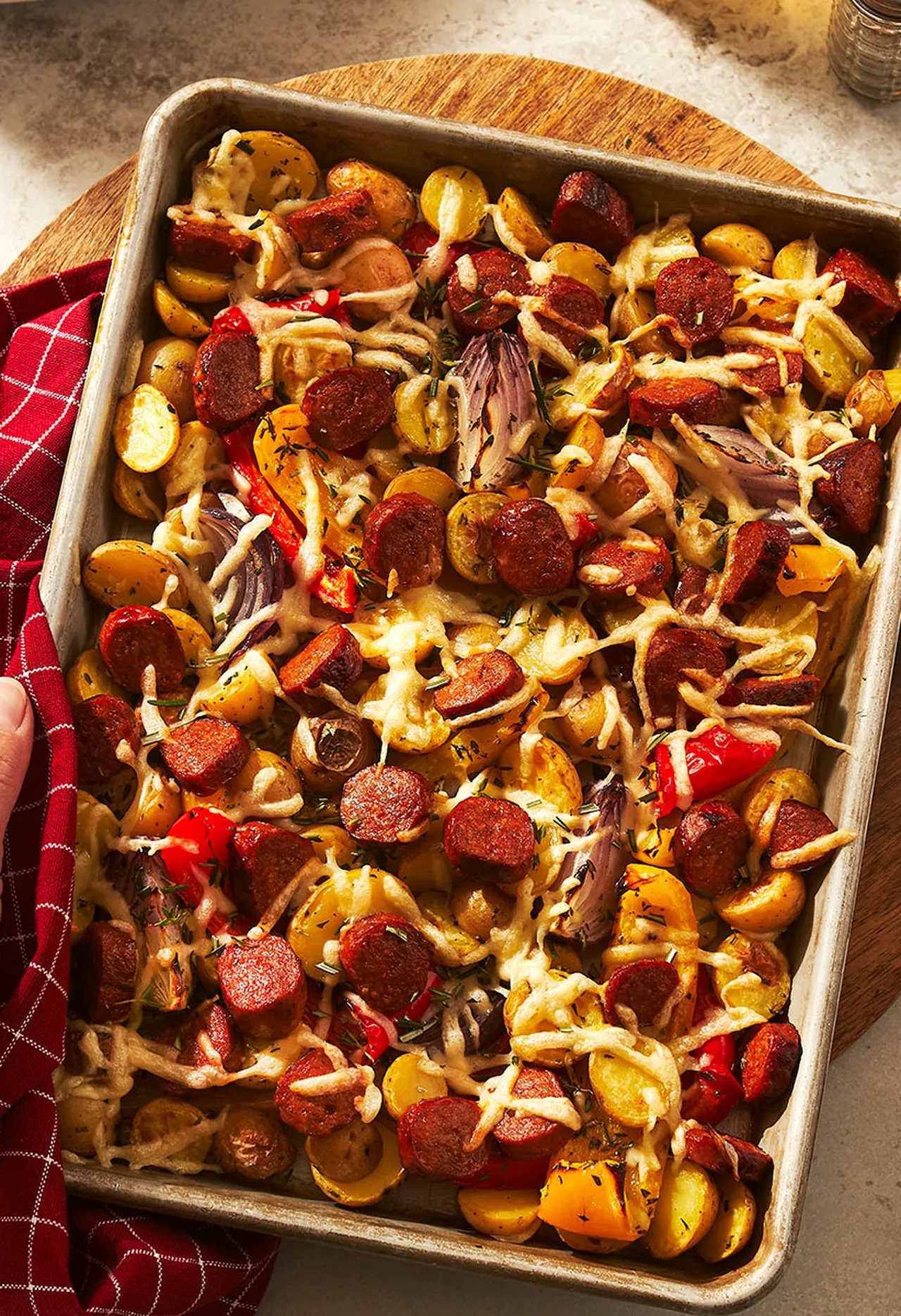 Plaque de légumes rôtis aux saucisses Italienne forte et fromage