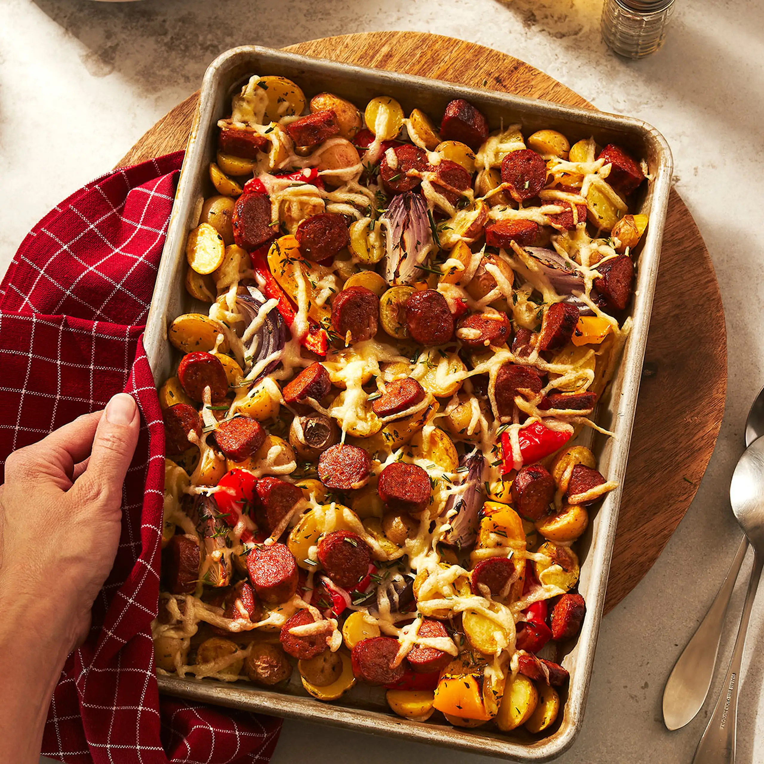 Plaque de légumes rôtis aux saucisses Italienne forte et fromage