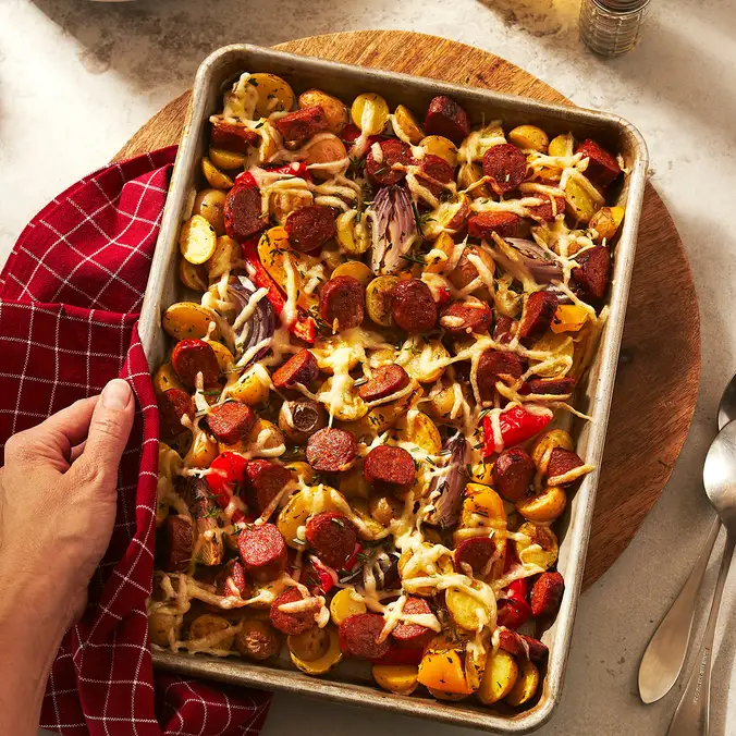 Plaque de légumes rôtis aux saucisses Italienne forte et fromage