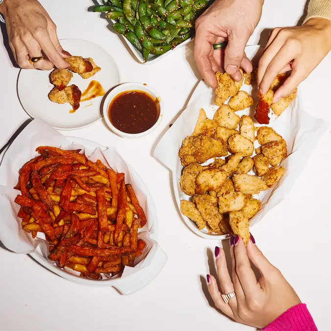 Tablée d'ailes de poulet, croquettes de poulet, frites de patates douces et edamame