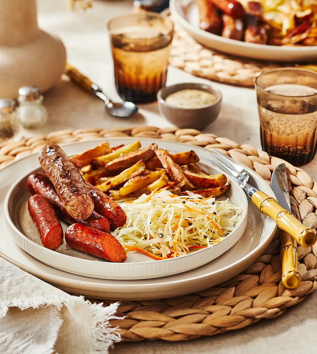 Saucisses signature euro La Fernandière avec salade de choux et frites