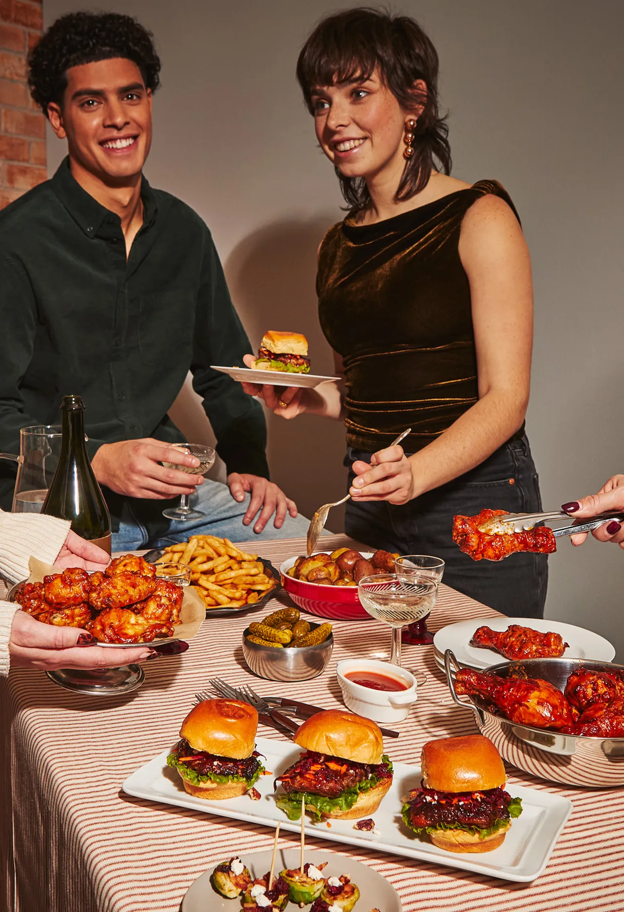 Amis réunis pour savourez un repas à la Pinty's