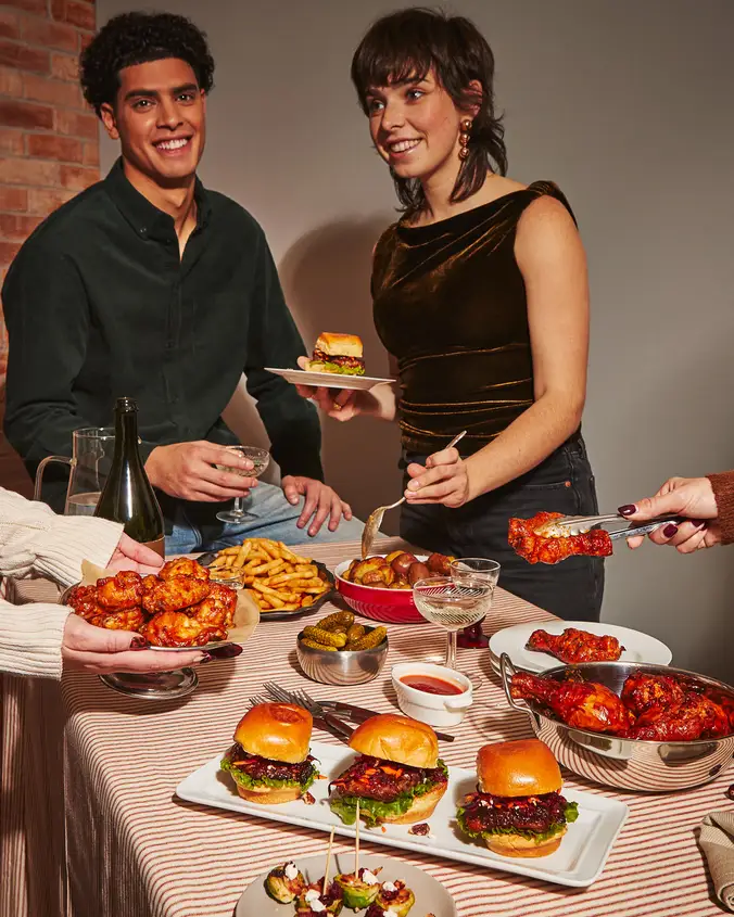 Amis réunis pour savourez un repas à la Pinty's