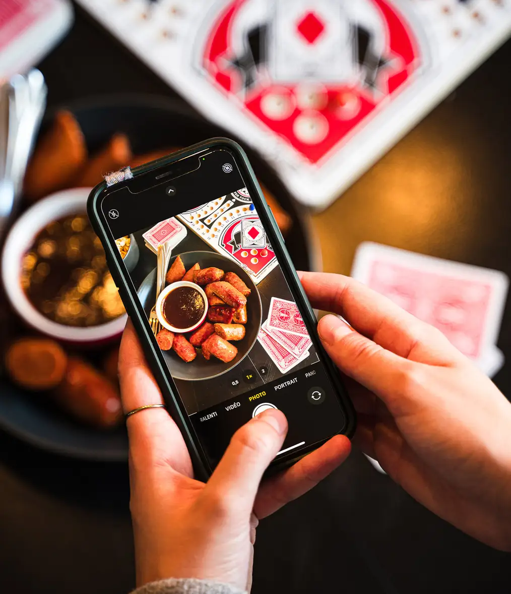Un téléphone prenant une photo des saucisses La Fernandière