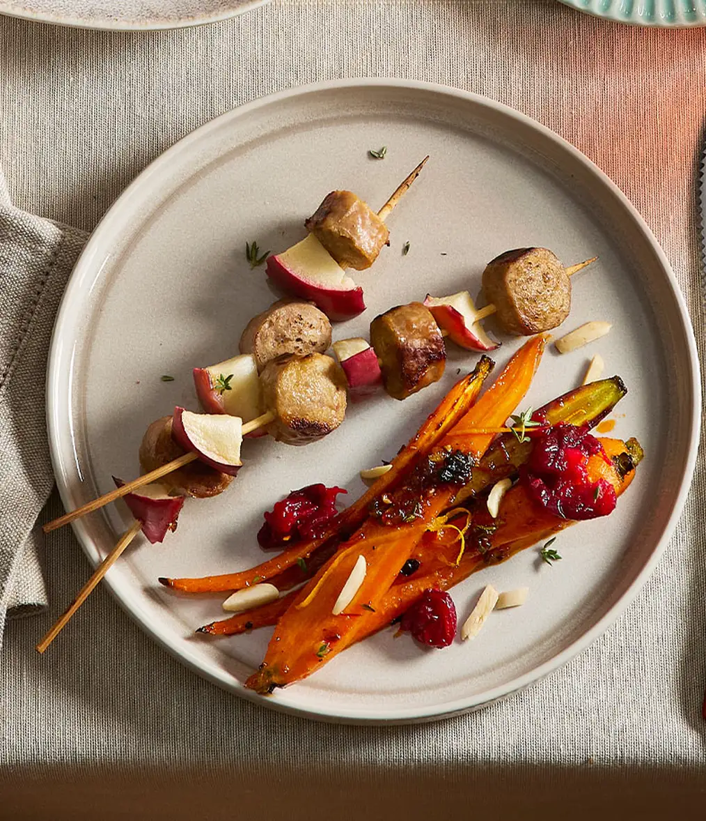 Saucisses La Fernandière en brochettes avec légumes et pommes