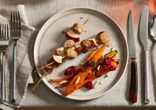 Saucisses La Fernandière en brochettes avec légumes et pommes