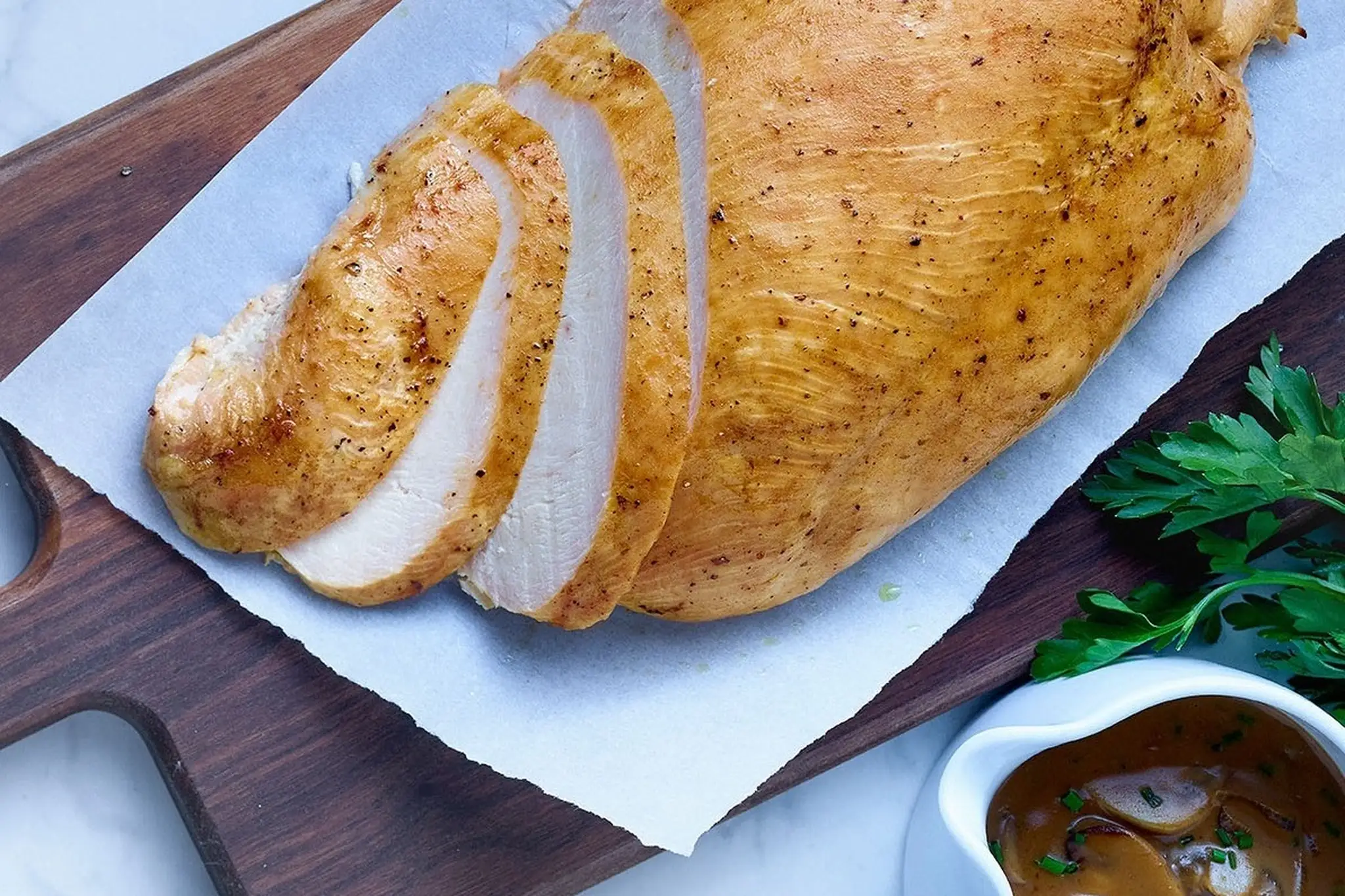 Dindon cuit sur une planche