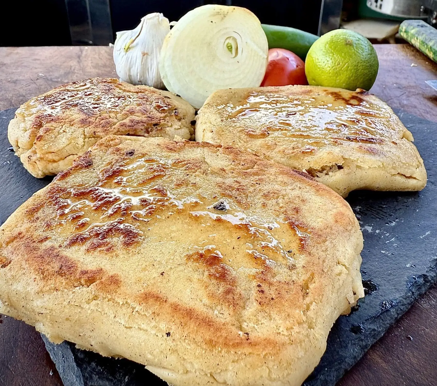 Pupusas garnies de bavette de porc et sauce chimichurri