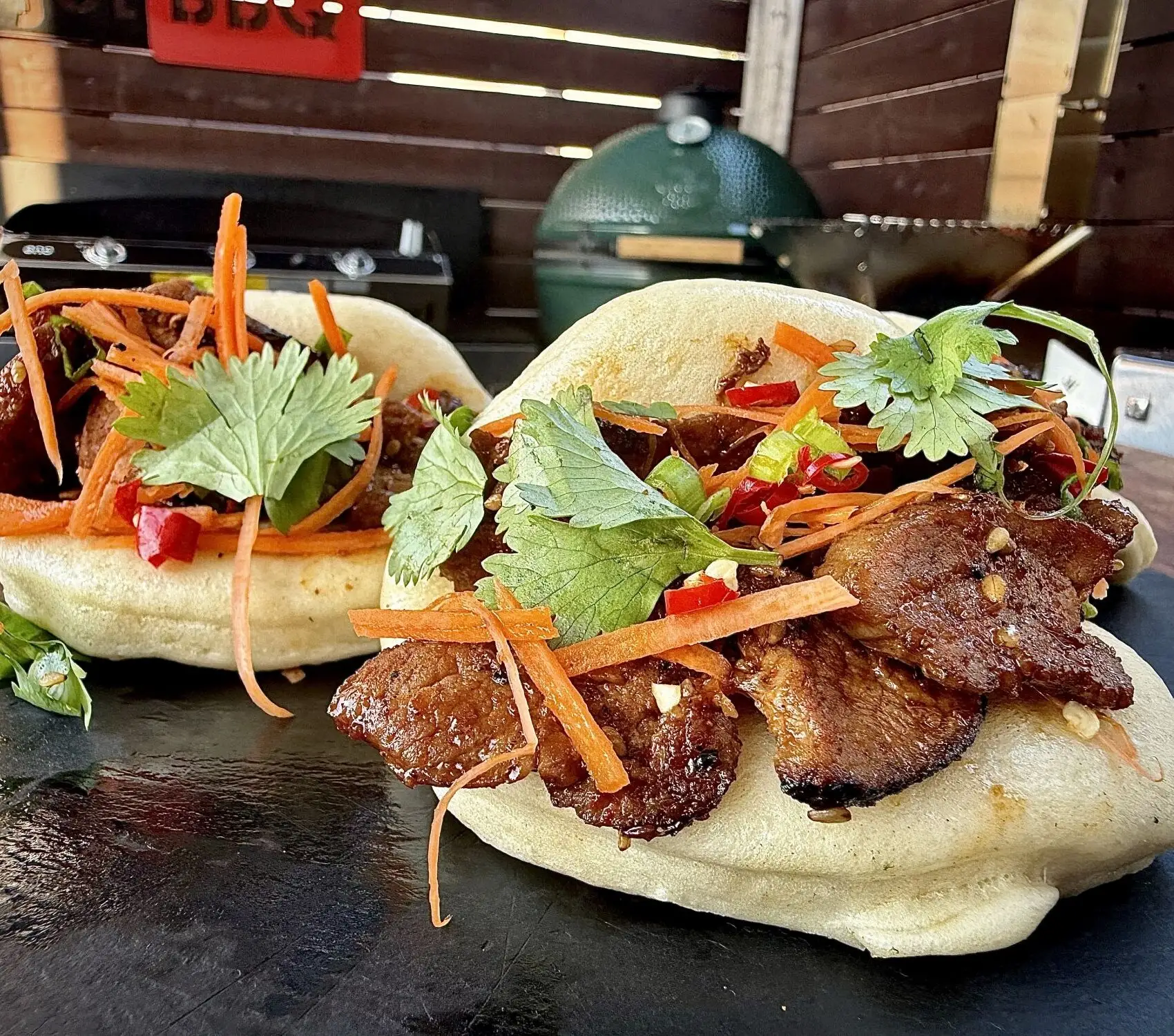 Pains bao garnis de steak de capicolle, légumes et sauce caramélisée
