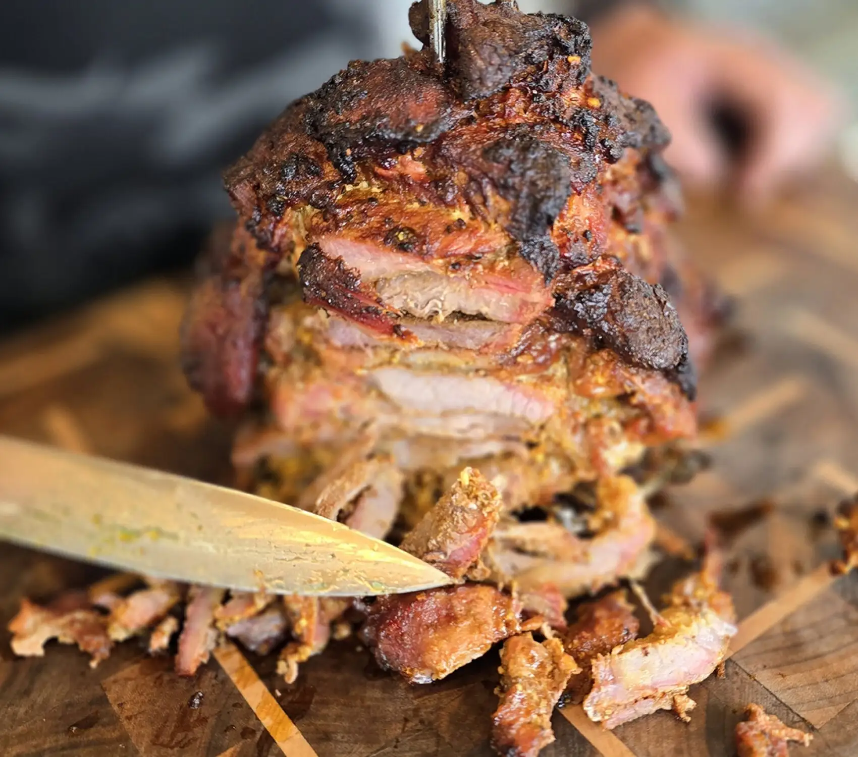 Épaule de porc grillée façon shawarma servie dans pita avec légumes