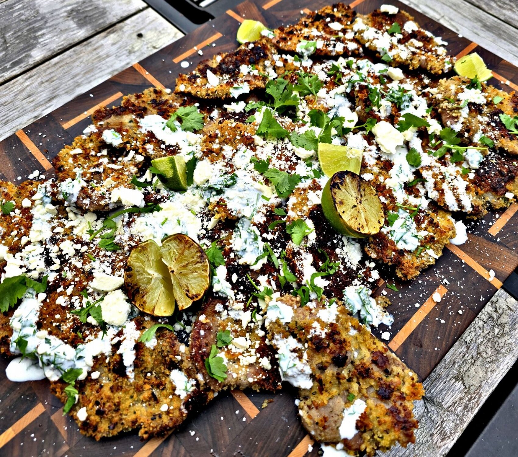 Escalopes de porc grillées servies avec sauce au yogourt et lime
