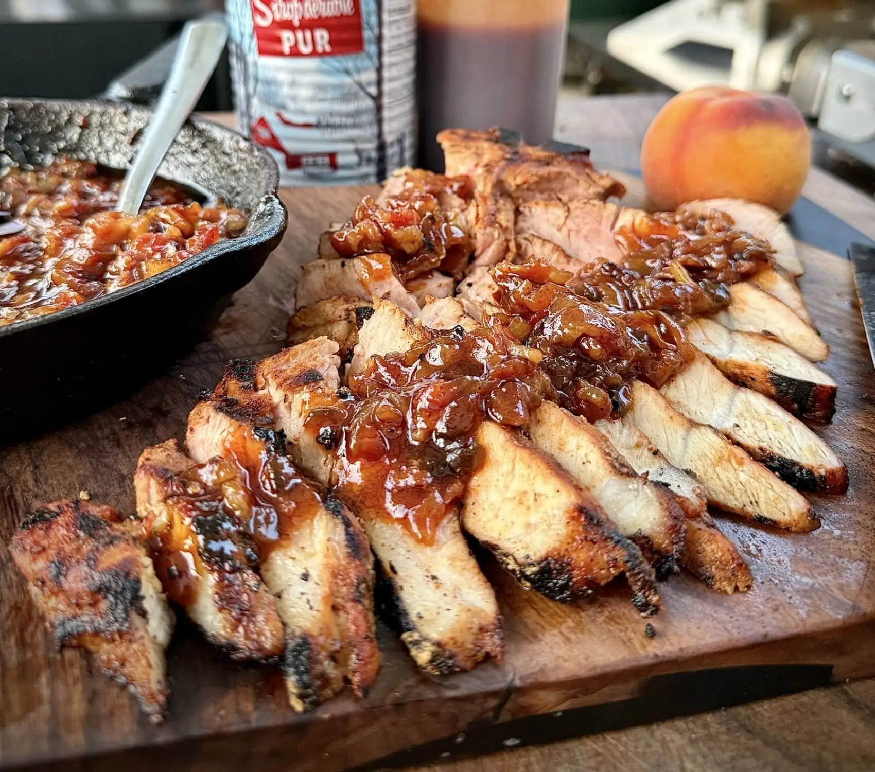 T-Bone de porc grillé servi avec confiture de bacon, pêche et jalapeño
