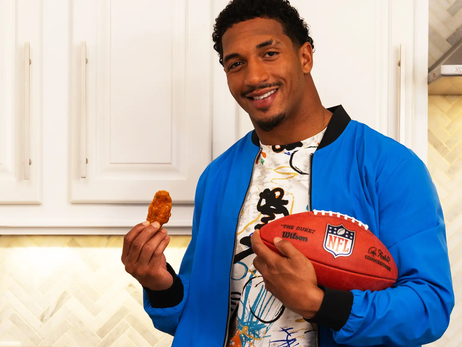 Chuba de la NFL qui tient une aile de poulet