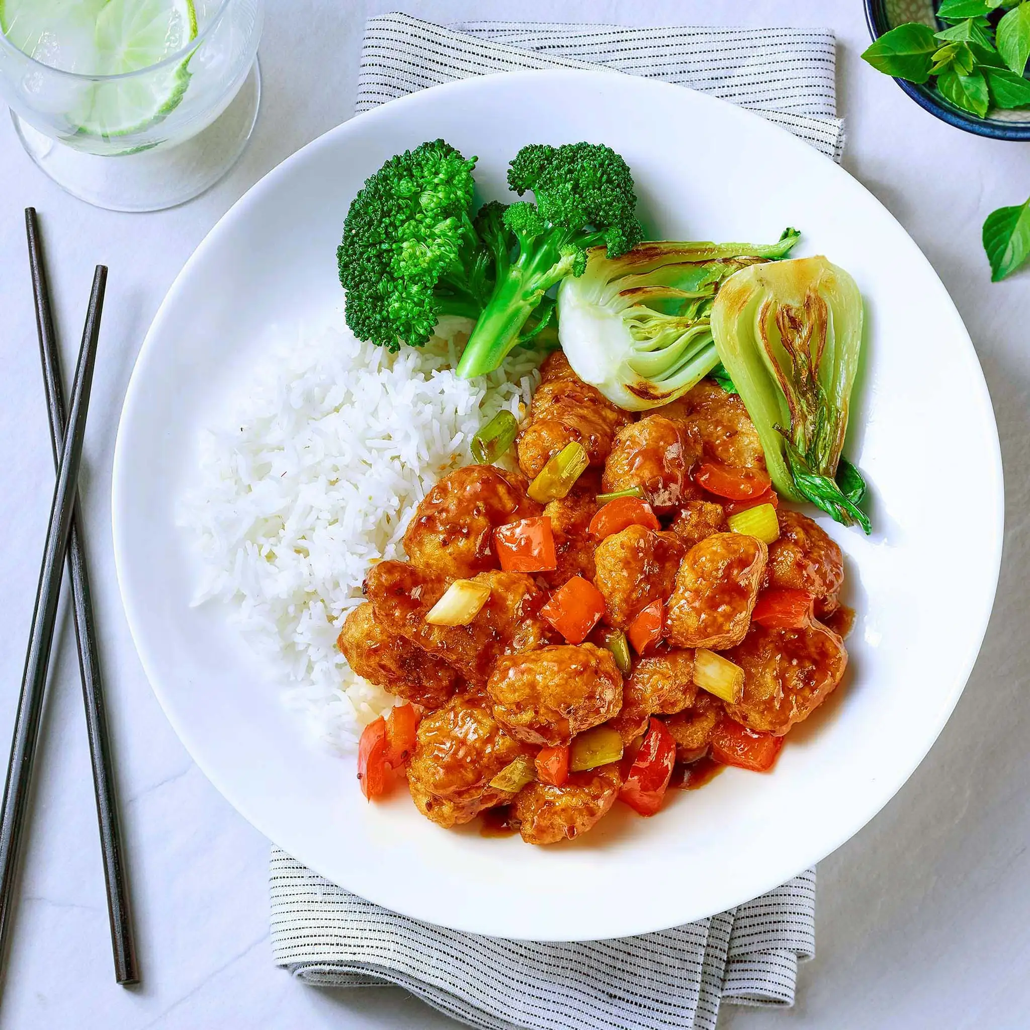 Assiette de poulet tempura général Tao avec riz, broccoli et bokchoy