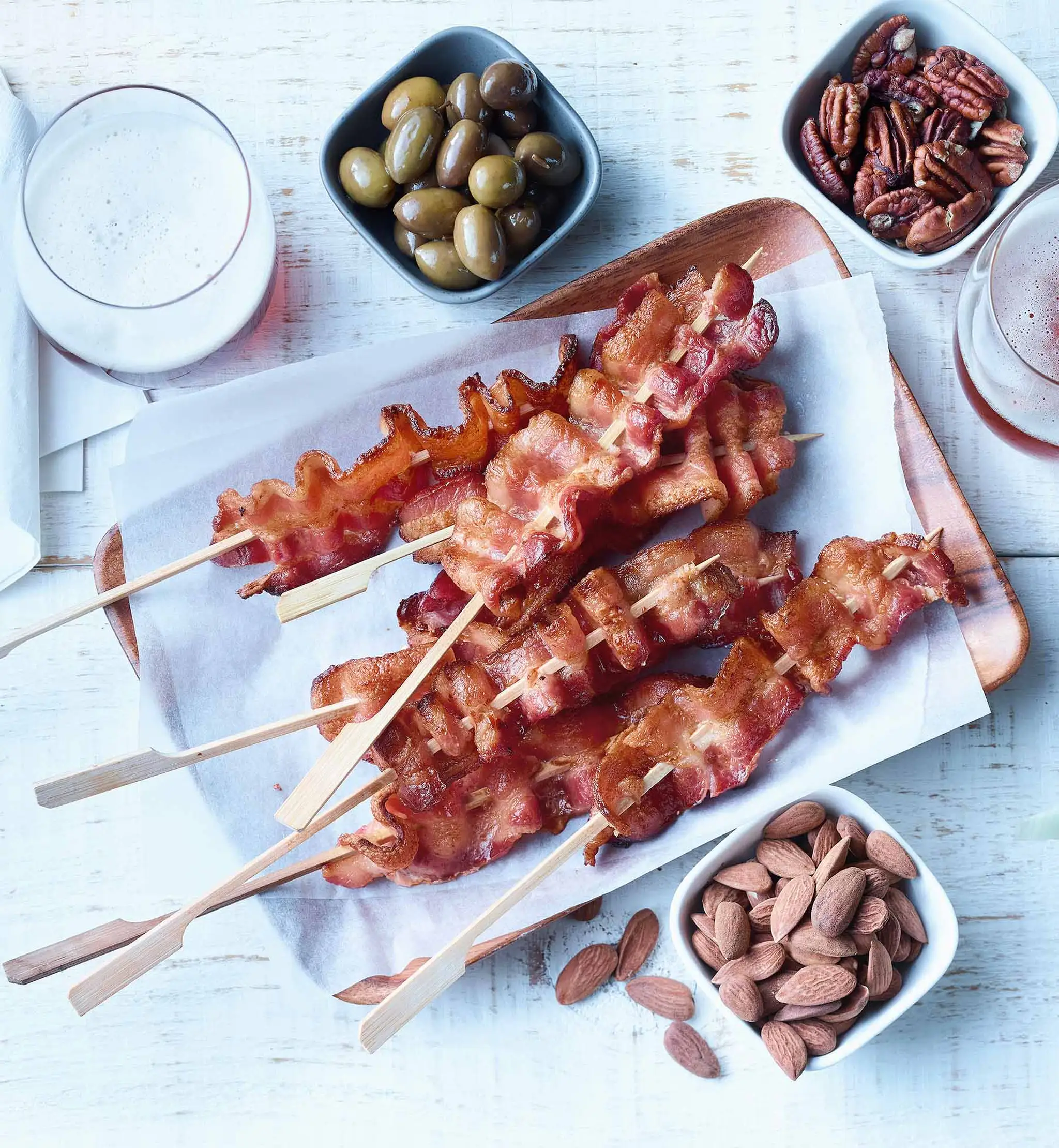 Bacon sur pic avec olive, amandes et noix de grenobles sur le côté